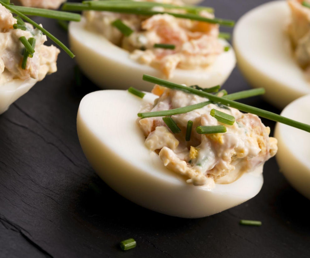 Jajka faszerowane kremem z wędzonego twarogu i chrzanu z jabłkiem – świeże, lekkie, zupełnie inne