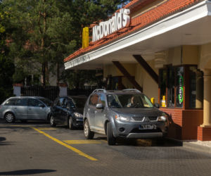Gigantyczne kolejki samochodów pod McDonald's. Chcesz zjeść? Musisz odstać swoje