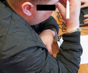 Antyterroryści w domu złodziei samochodów. Zobacz, jak wyglądała akcja