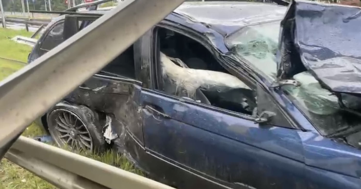 Trójka rannych po wypadku na Wale Miedzeszyńskim. „Popisywał się, próbował driftować”