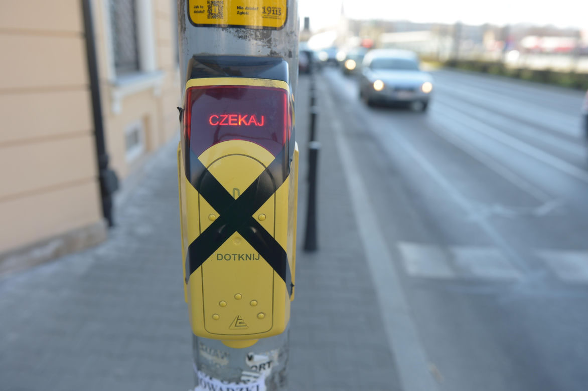 Zaklejony przycisk na przejściu dla pieszych w celach ochrony sanitarnej pieszych 25.03.2020