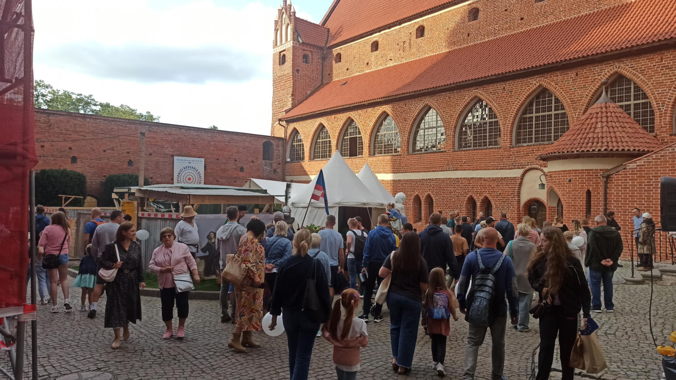 Tłumy na Starym Mieście w Olsztynie. Mieszkańcy świętowali 25-lecie samorządu Warmii i Mazur [ZDJĘCIA]