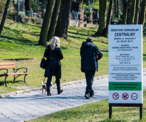 Koronawirus w Trójmieście. Zamiast po parku, plaży czy lesie ludzie spacerują po cmentarzach