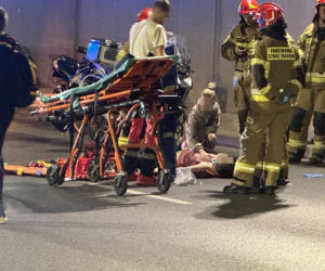 Rozbijali się w nocy na motocyklach. Jeden uderzył w ścianę tunelu, drugiego skasował mercedes