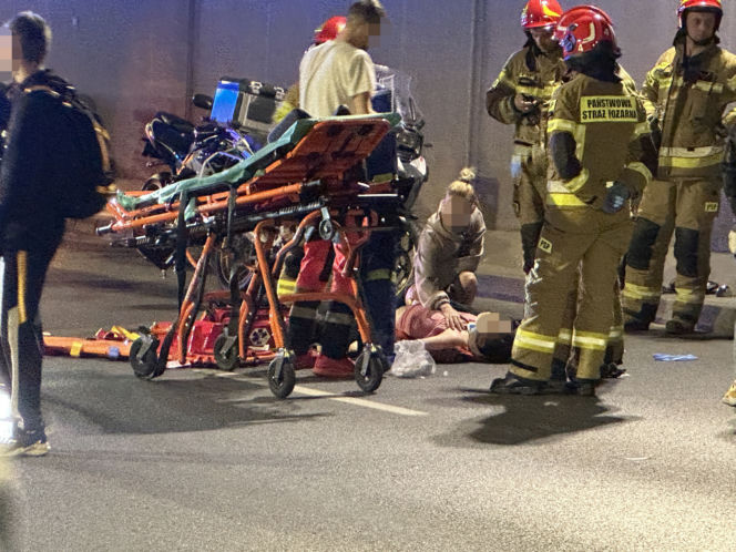 Rozbijali się w nocy na motocyklach. Jeden uderzył w ścianę tunelu, drugiego skasował mercedes