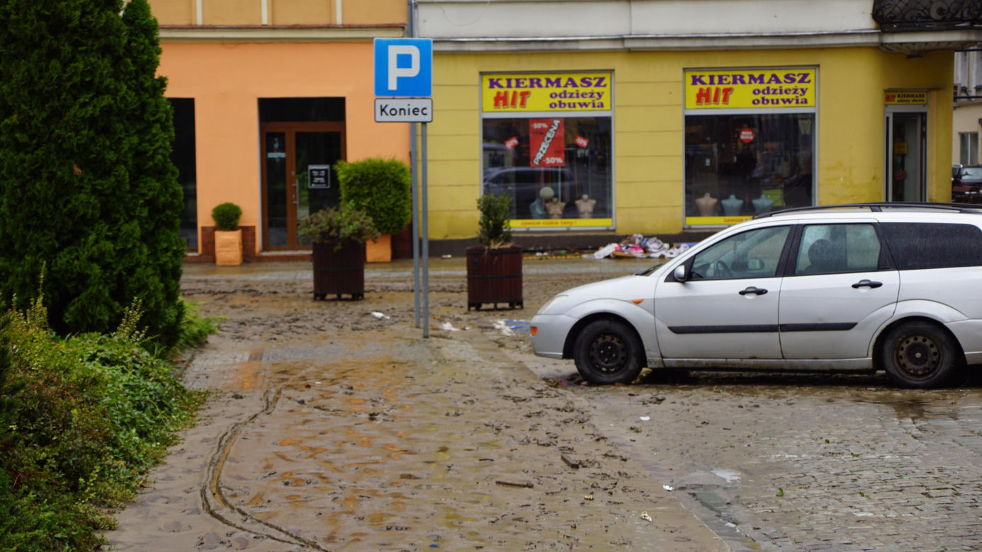 W Głuchołazach sceneria jak z czasów wojny. Mieszkańcy: „Chleba nam potrzeba” 