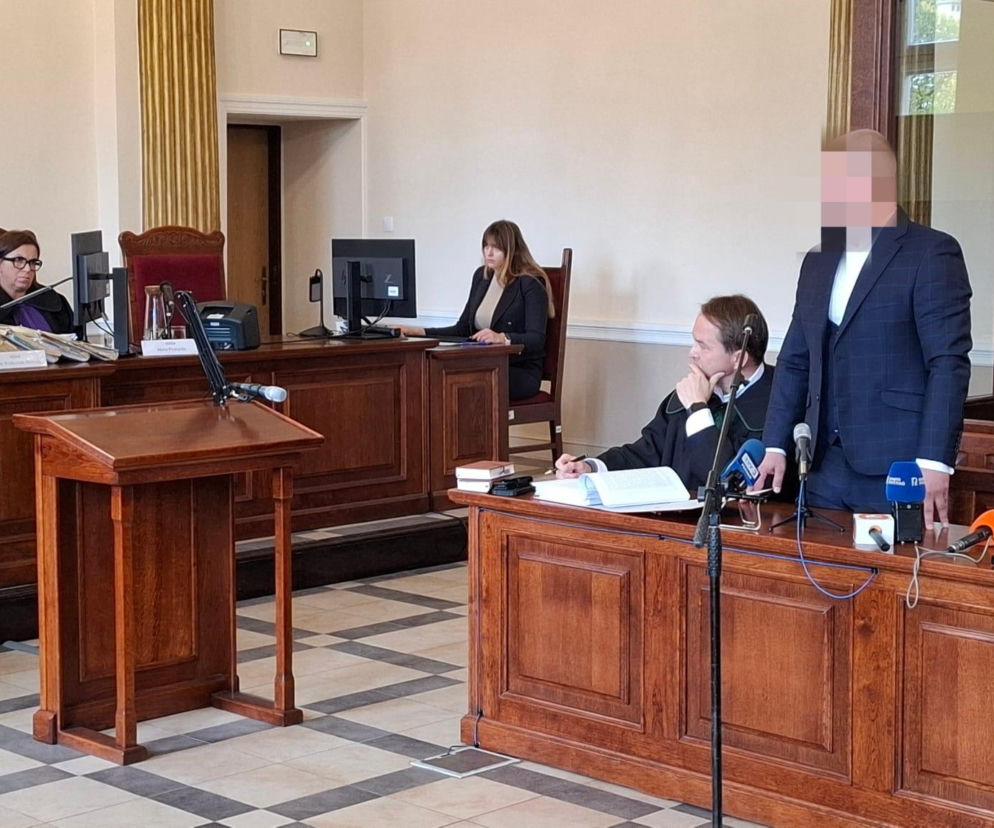 Oskarżony Sławomir L. stoi przed sądem w Kaliszu. O ponownym procesie policjanta z Konina przeczytasz na Eska Kalisz.
