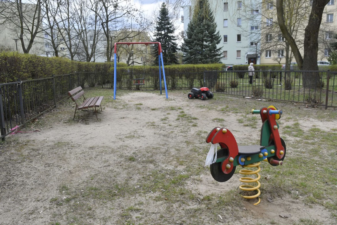 Plac zabaw grozy na Ursynowie. Rodzice drżą o własne dzieci 