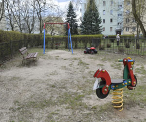 Plac zabaw grozy na Ursynowie. Rodzice drżą o własne dzieci 
