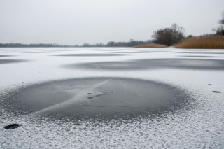Służby apelują w sprawie lodu. Jakie ryzyko niesie zamarznięta woda?