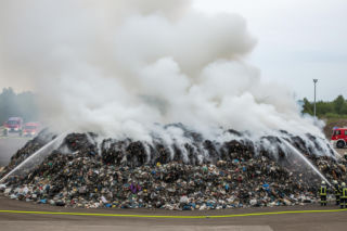 Wielki pożar w Różannie. Co objęło ponad 1300 metrów kwadratowych hałdy śmieci?