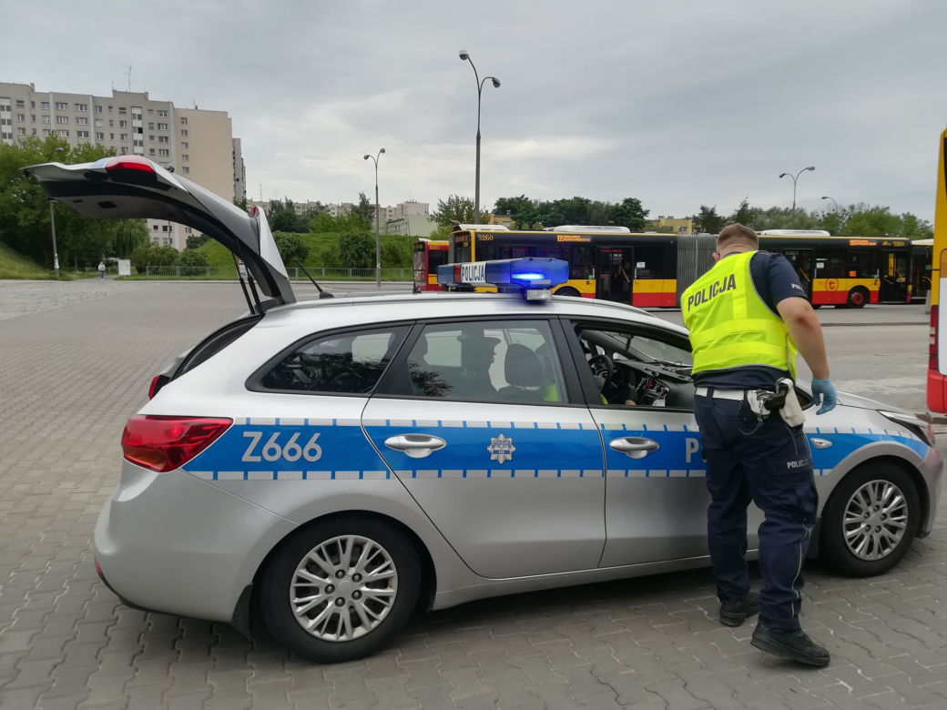 Trwają policyjne kontrole kierowców autobusów w Warszawie! Co bada policja? [ZDJĘCIA]