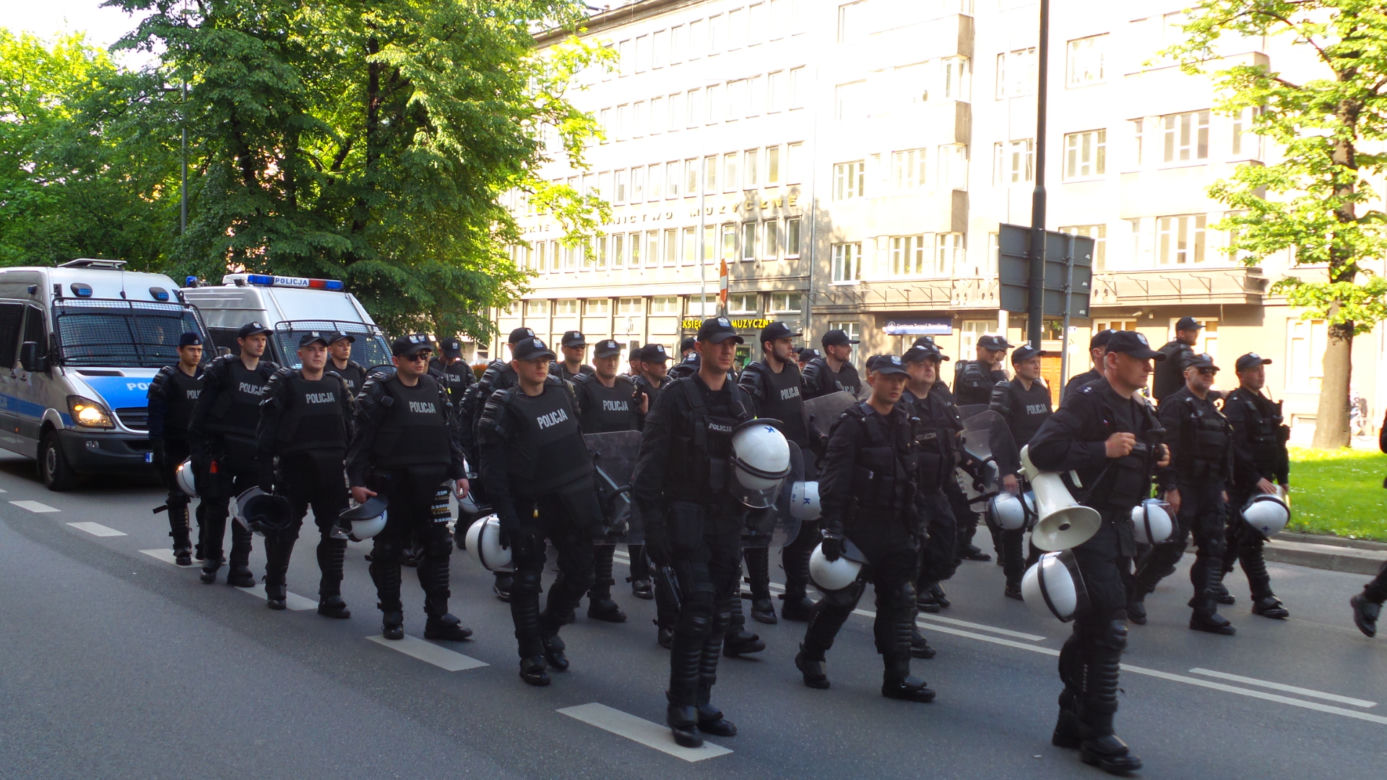 Gigantyczne siły policji zabezpieczały Marsz Równości i kontrmanifestacje w Krakowie