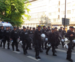 Gigantyczne siły policji zabezpieczały Marsz Równości i kontrmanifestacje w Krakowie