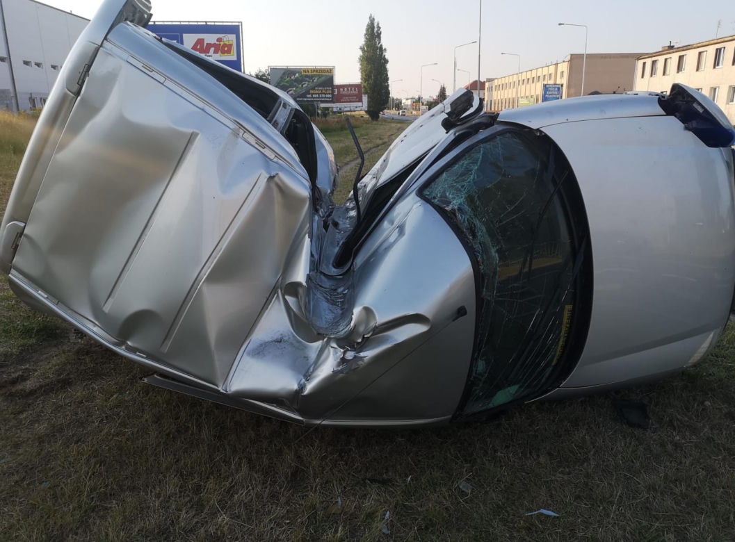 Groźny wypadek w Szczecinku. Peugeot roztrzaskał się na latarni