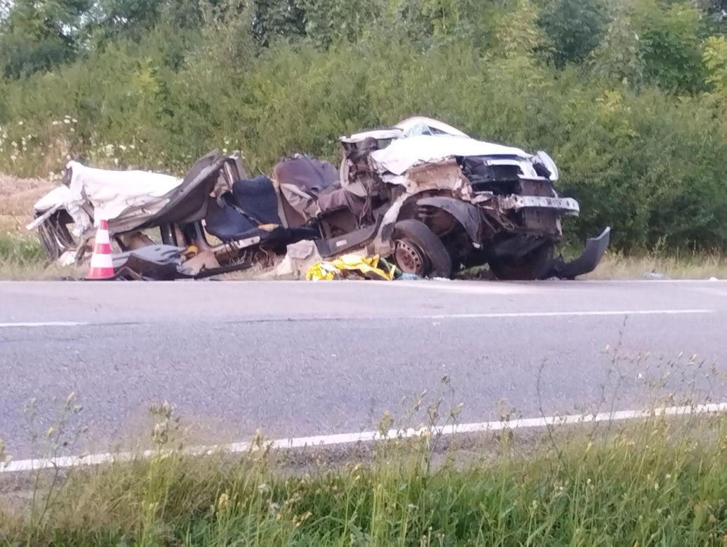 Tragiczny wypadek na DK74 w Łagowie. Nie żyje jedna osoba, droga jest całkowicie zablokowana