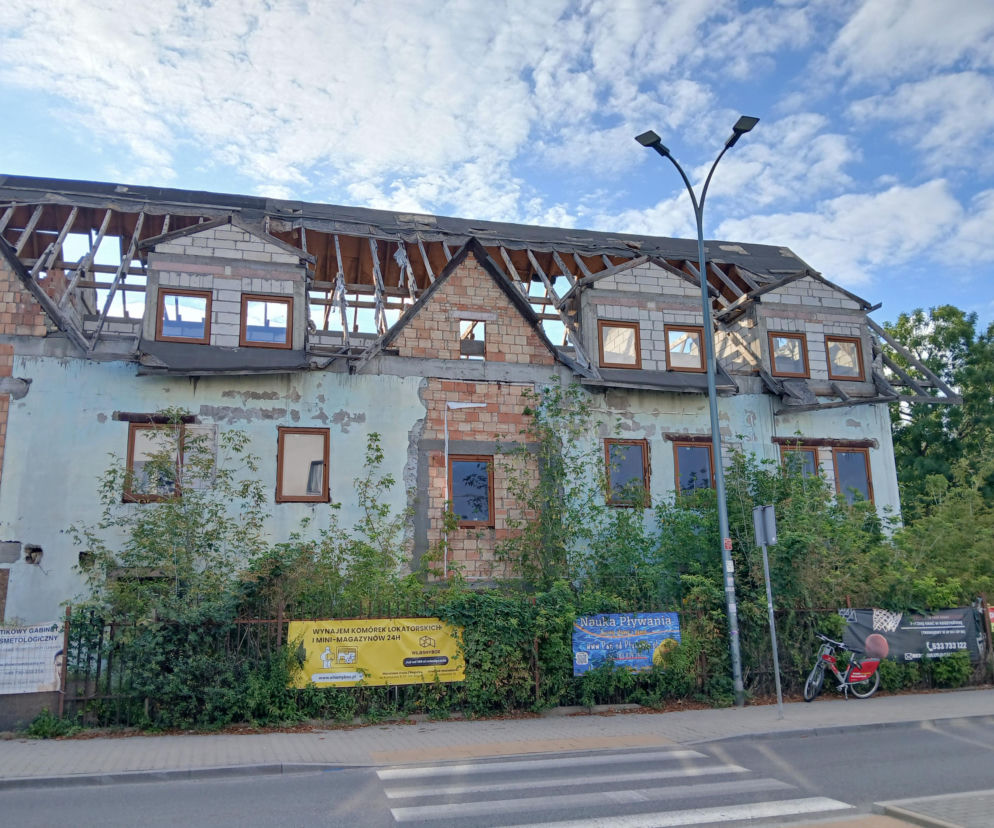 Opuszczony budynek przy ulicy Ryżowej 2 w Warszawie z zawalonym dachem. O tej ruinie przeczytasz w serwisie Architektura.