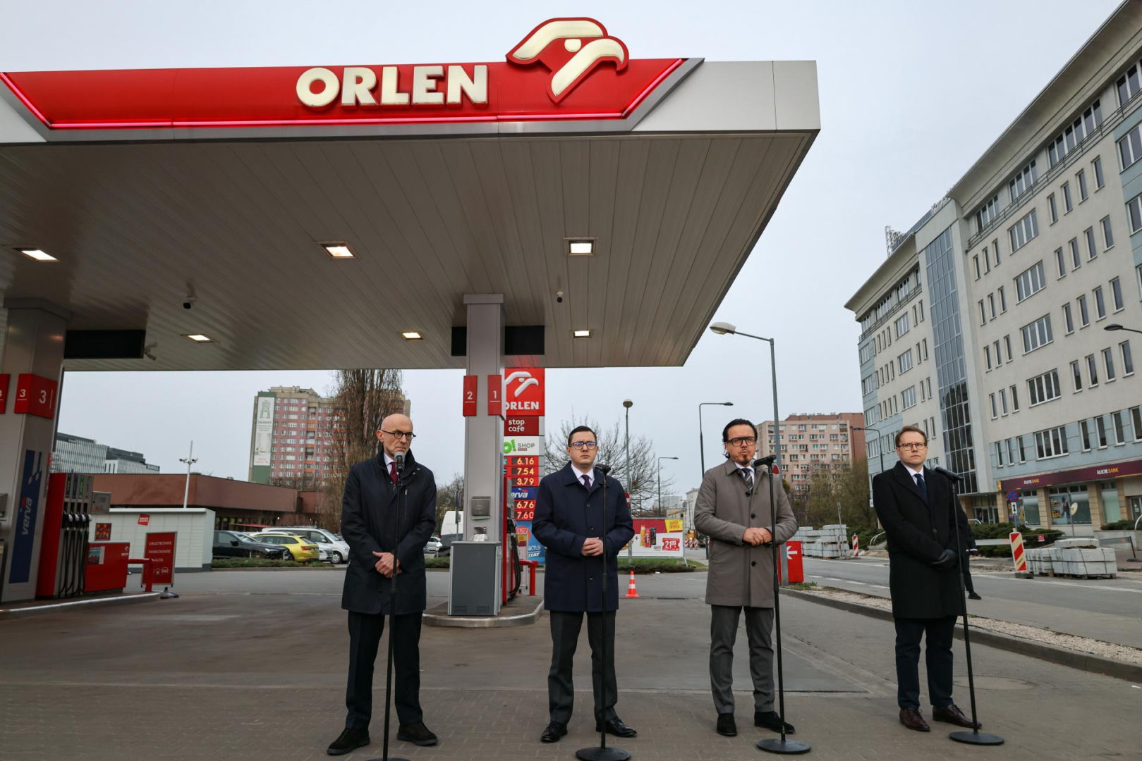 Paliwo na stacjach taniej. Ministrowie i prezes Orlenu przedstawili konkrety