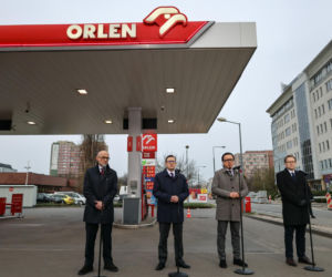 Paliwo na stacjach taniej. Ministrowie  i prezes Orlenu przedstawili konkrety 