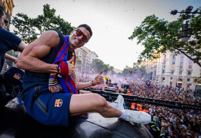 Robert Lewandowski i Wojciech Szczęsny na fecie Barcelony