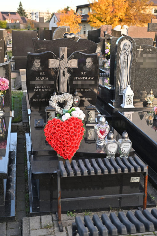 Serce z czerwonych róż na grobie pana Stasia z Ząbek. Mieszkańcy pamiętają o sklepikarzu