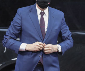 Mateusz Morawiecki. Premier w izolacji