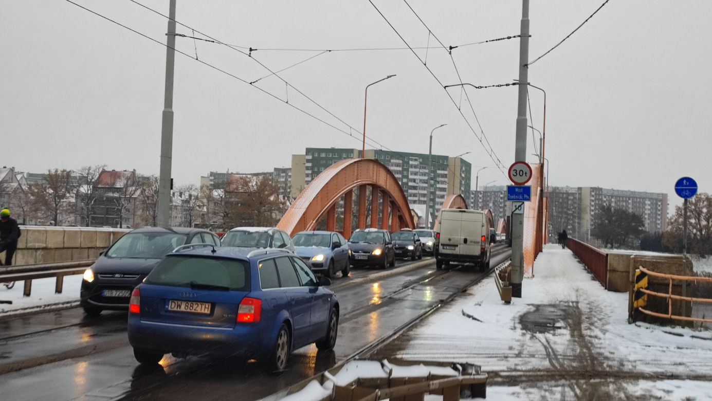 Wrocław pod śniegiem. Trudne warunki na drogach, korki, opóźnienia i awarie