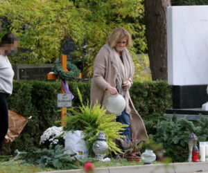 Małgorzata Ostrowska-Królikowska dekoruje grób męża