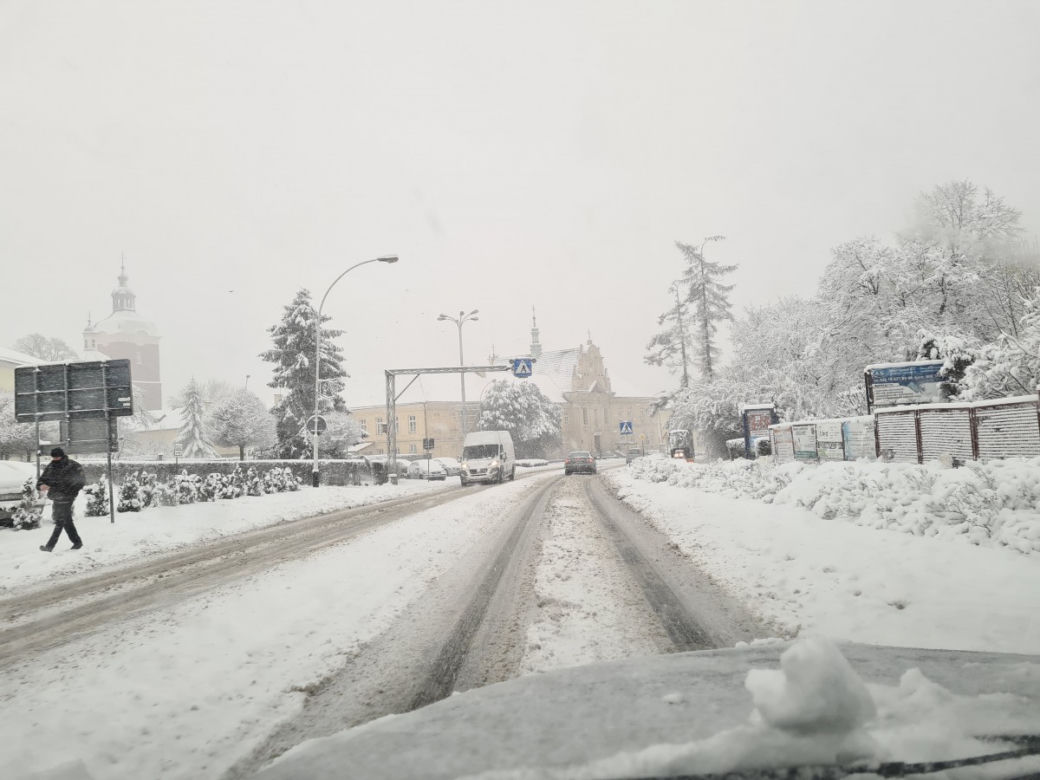 Opady śniegu PARALIŻUJĄ drogi. DRAMAT na drogach Podkarpacia [ZDJĘCIA INTERNAUTÓW]