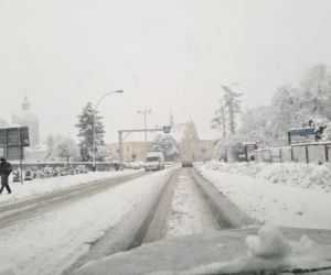 Opady śniegu PARALIŻUJĄ drogi. DRAMAT na drogach Podkarpacia [ZDJĘCIA INTERNAUTÓW]