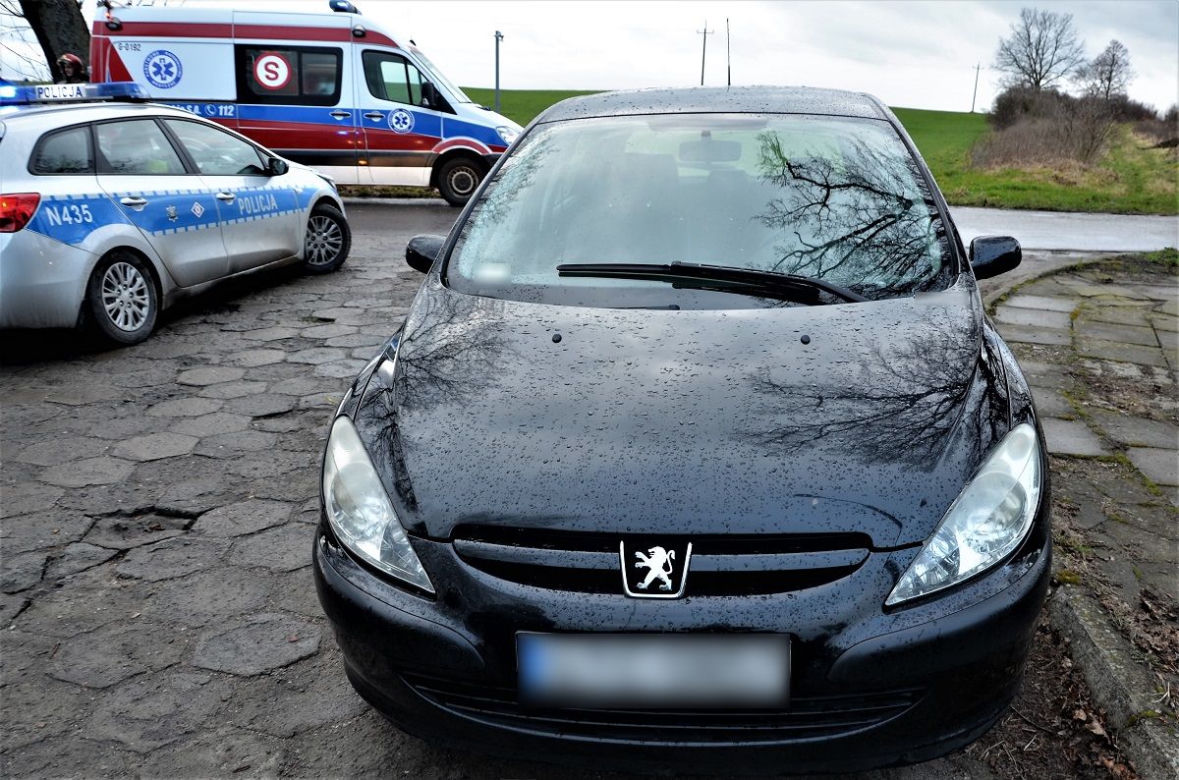 Przez smartfony walczą o życie w szpitalu. Dwie nastolatki wtargnęły pod koła rozpędzonych samochodów
