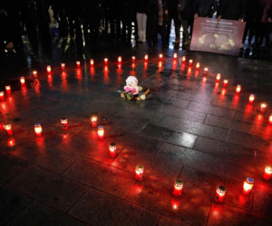 Szokująca decyzja sądu po pożarze w Szwajcarii! Nie żyje 40 osób, on chodzi wolno