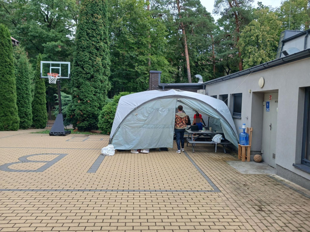 Dzieci w Sękocinie Starym ucza się pod chmurką