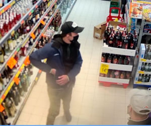 Sosnowiec: Bezczelni złodzieje okradli Biedronkę. Weszli jak po swoje. Rozpoznajesz ich? [ZDJĘCIA]