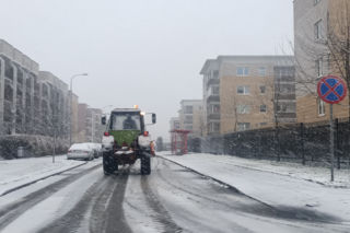Pierwszy śnieg w tym sezonie. Na ulicach Białegostoku pojawiły się piaskarki