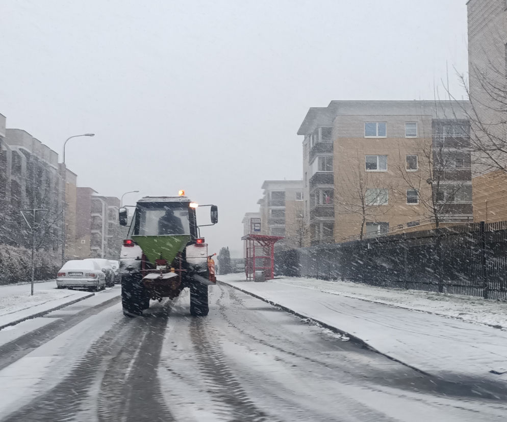 Pierwszy śnieg w tym sezonie. Na ulicach Białegostoku pojawiły się piaskarki