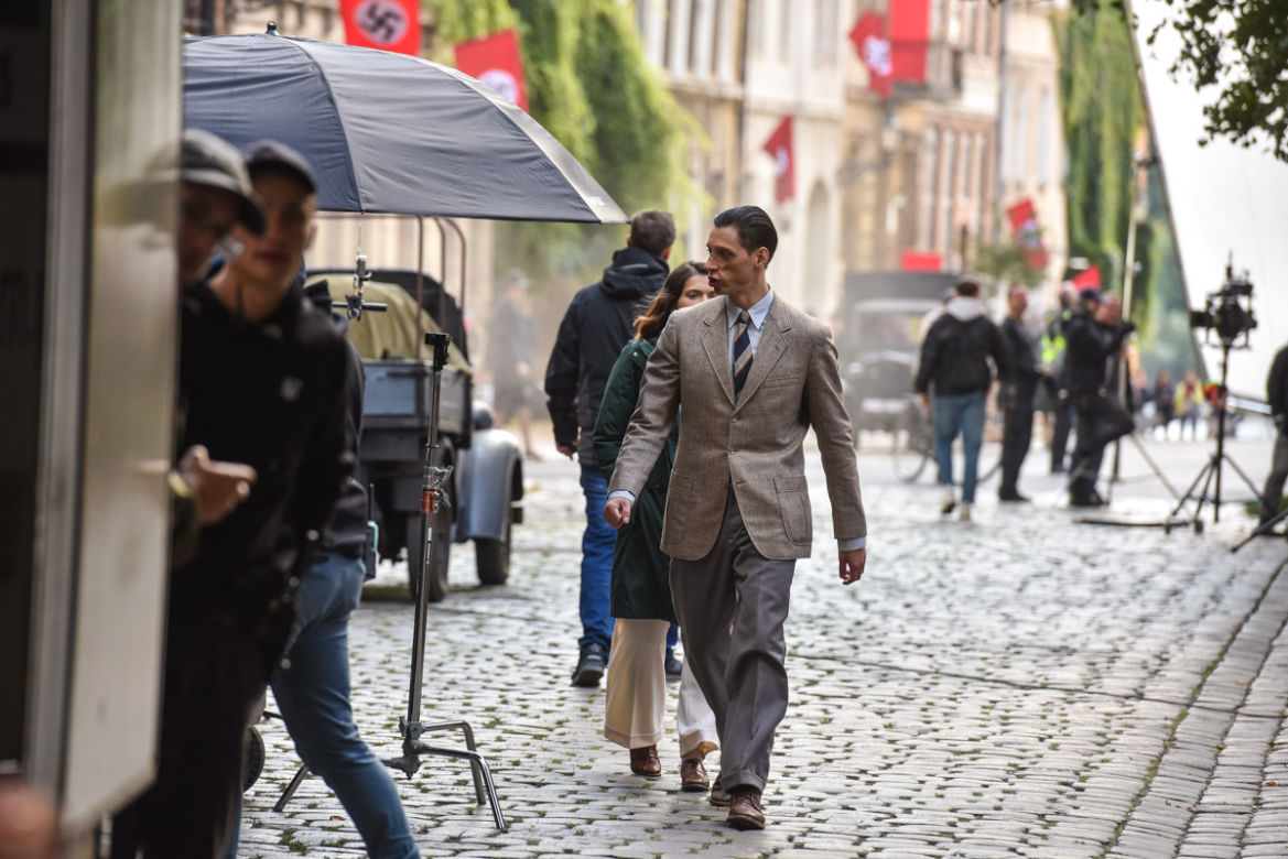 Nazistowskie symbole na starówce w Toruniu. Kręcą tam nowy film