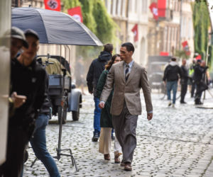 Nazistowskie symbole na starówce w Toruniu. Kręcą tam nowy film