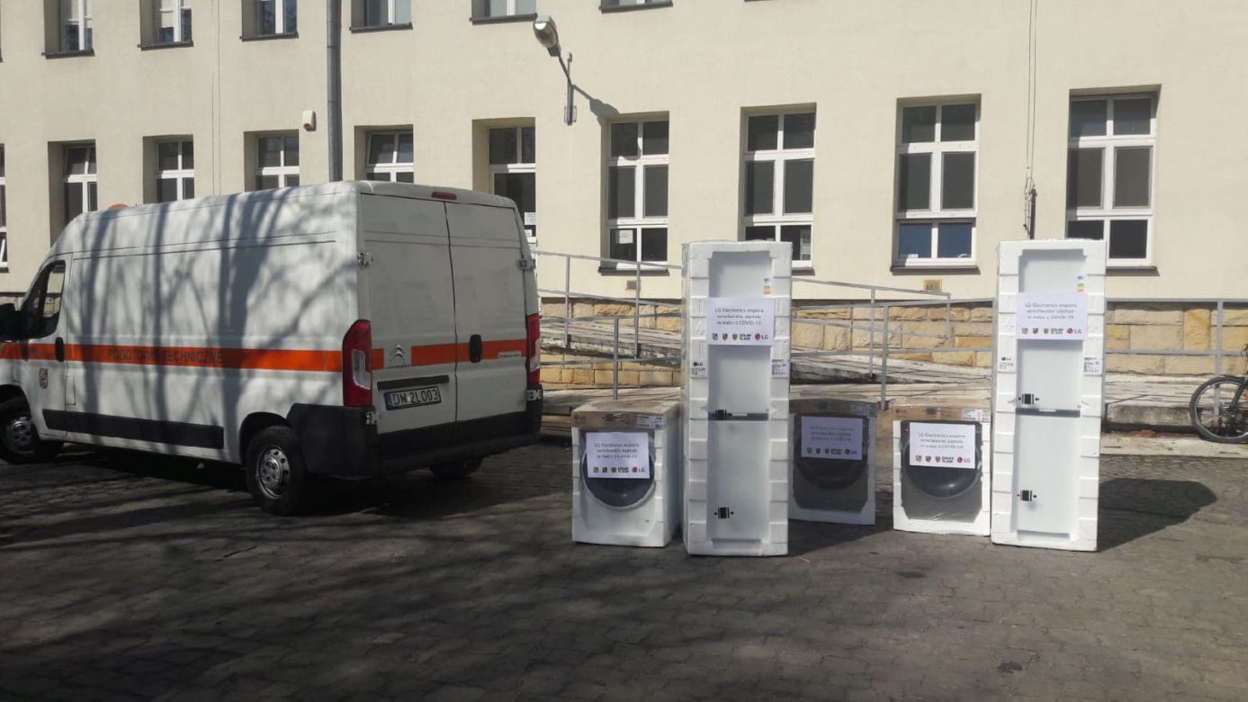 MPK Wrocław rozwozi lodówki i pralki dla szpitali