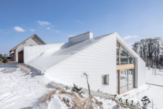 Miał się wpasować, ale i dać prywatność. Tak powstał dom na skarpie na Dolnym Śląsku od PAG