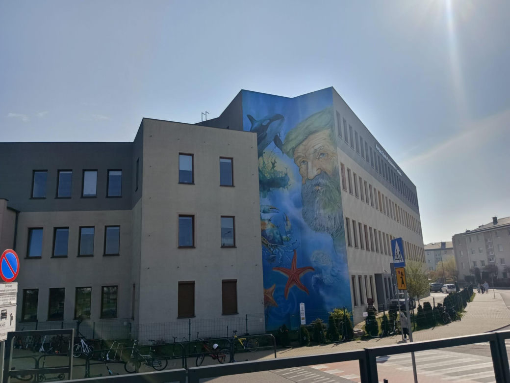 Mural z Aleksandrem Dobą na ścianie Morskiej Szkoły Podstawowej na gdańskim Ujeścisku