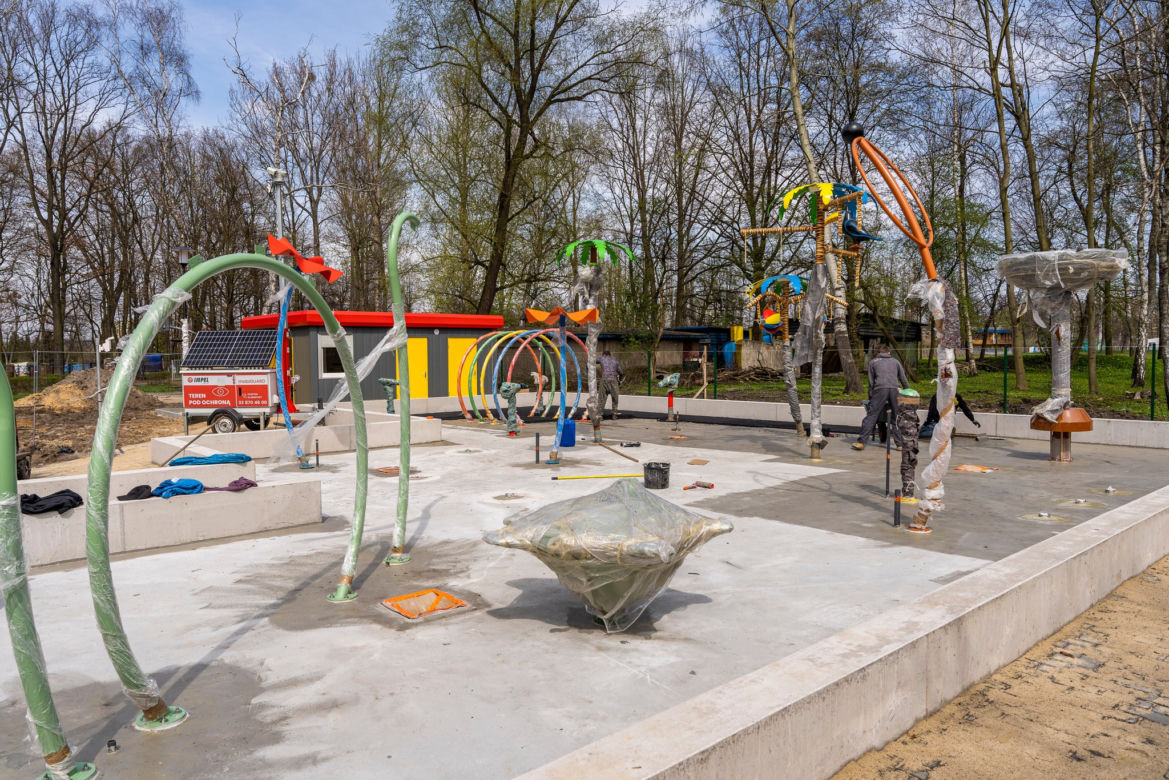 Pierwszy wodny plac zabaw w Zabrzu coraz bliżej. Montowane są już urządzenia 
