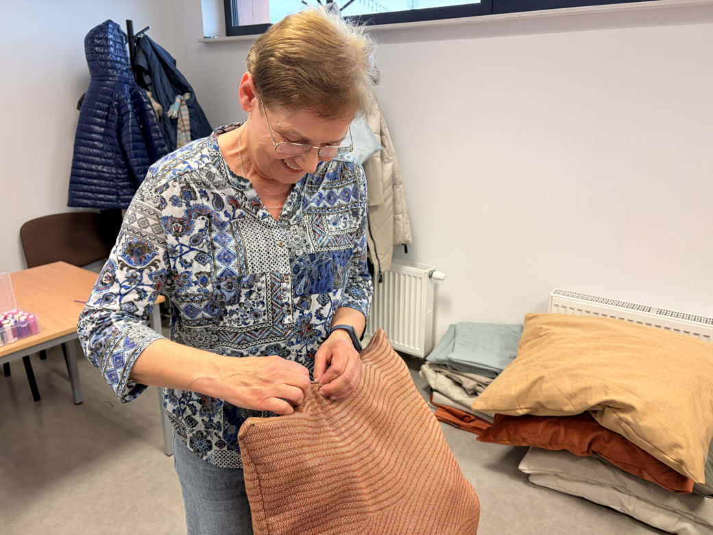 Słuchaczki Międzypokoleniowego Centrum Wiedzy uszyły legowiska dla zwierzaków