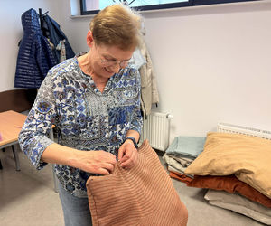 Słuchaczki Międzypokoleniowego Centrum Wiedzy uszyły legowiska dla zwierzaków