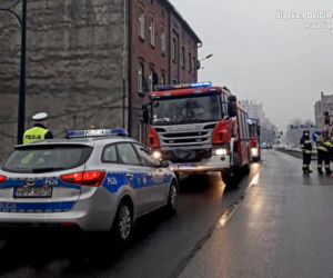 Potężny pożar w Rudzie Śląskiej. Policjanci wytargali z płomieni starszego mężczyznę!