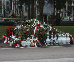 Premier modlił się przy grobie ojca