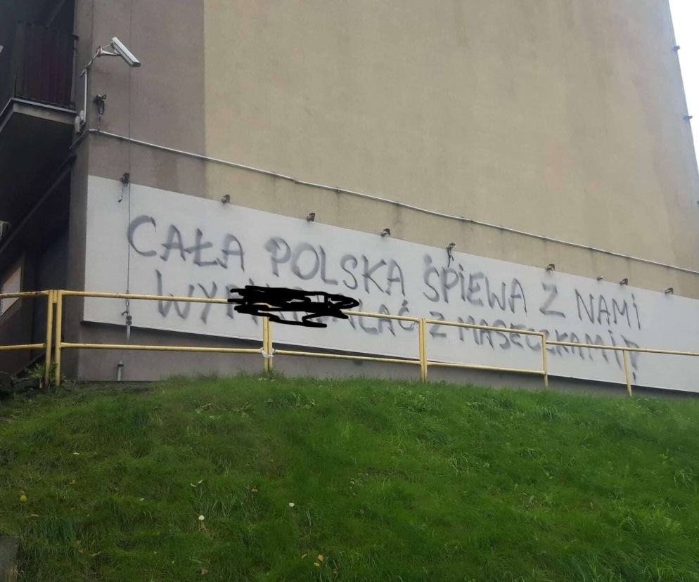 Katowice: Przeciwnicy maseczek zniszczyli blok w dzielnicy Dąbrówka Mała, Pojawiło sie wulgarne graffiti