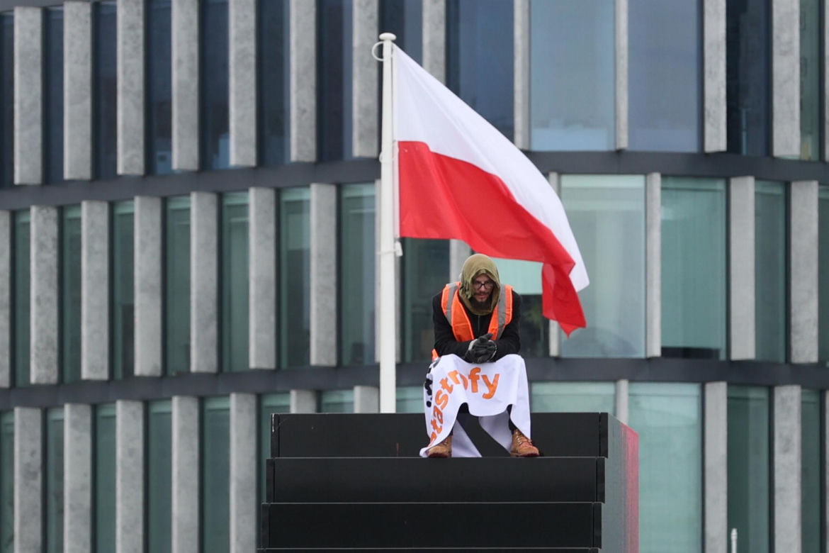 Pomnik smoleński oblany sztuczną krwią
