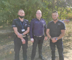 Policjanci WYNIEŚLI staruszkę z płonącego budynku! Chwilę później doszło do EKSPLOZJI [ZDJĘCIA] 