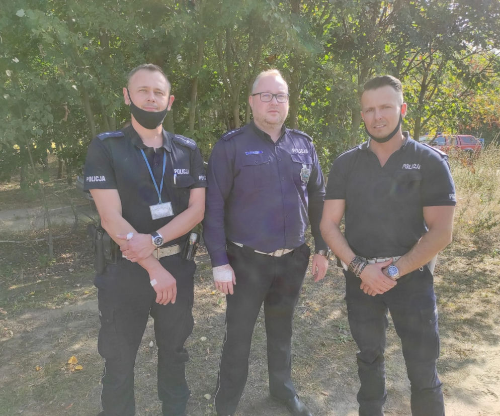 Policjanci WYNIEŚLI staruszkę z płonącego budynku! Chwilę później doszło do EKSPLOZJI [ZDJĘCIA] 